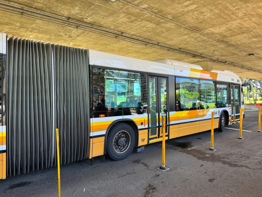 ホノルル空港とワイキキを結ぶTheBusのW Line