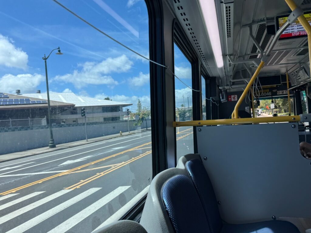 W Lineの車内。窓側に降車合図用のコードが張られている