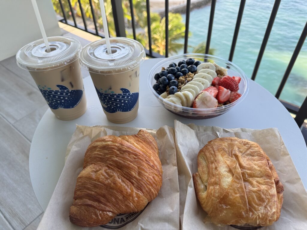 Honolulu Coffee at Sheraton Waikikiで購入したクロワッサンとアサイーボウル