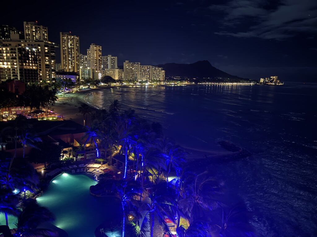 日没後に客室から見たワイキキの夜景