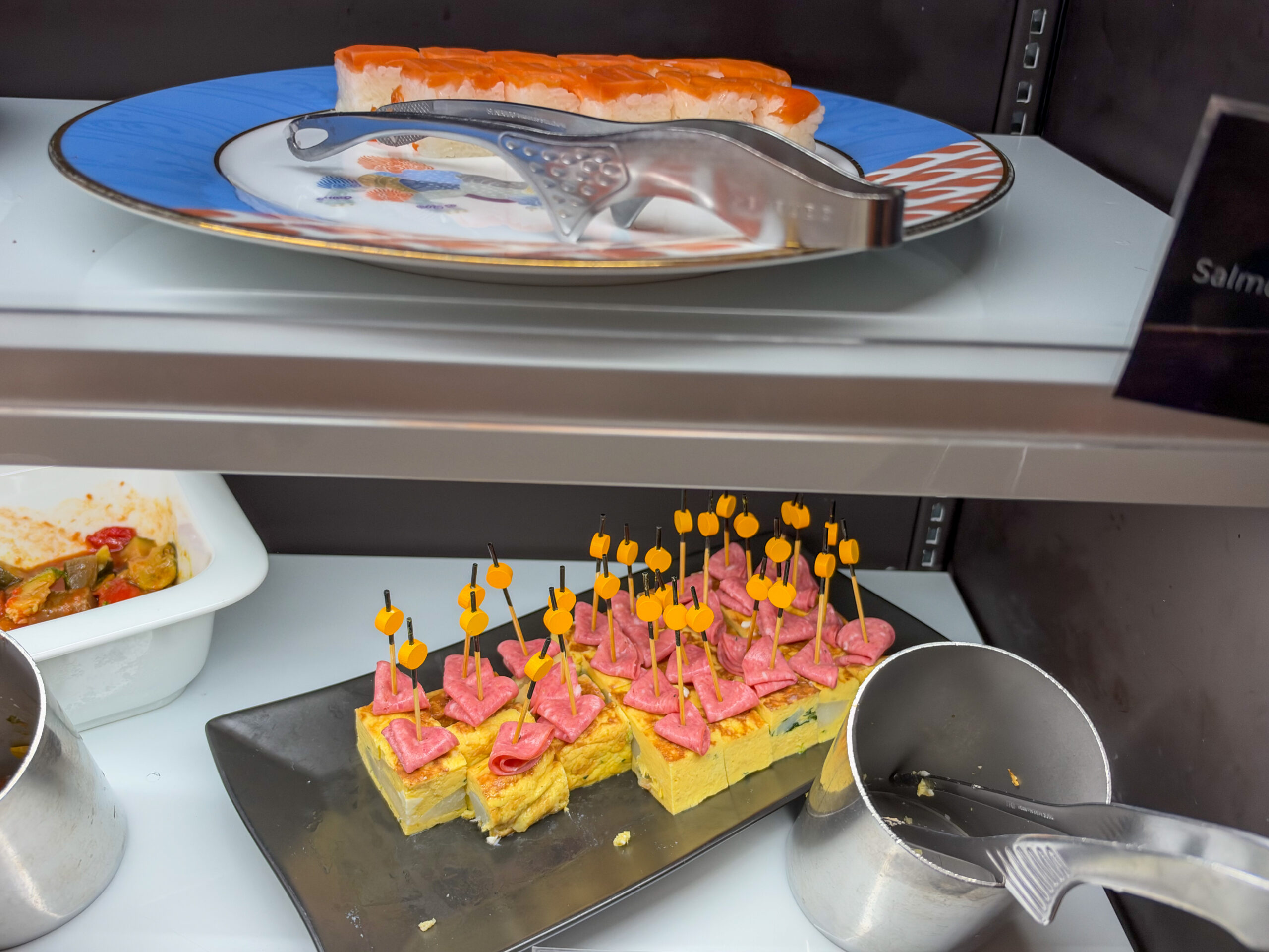 夕方のラウンジに用意された軽食